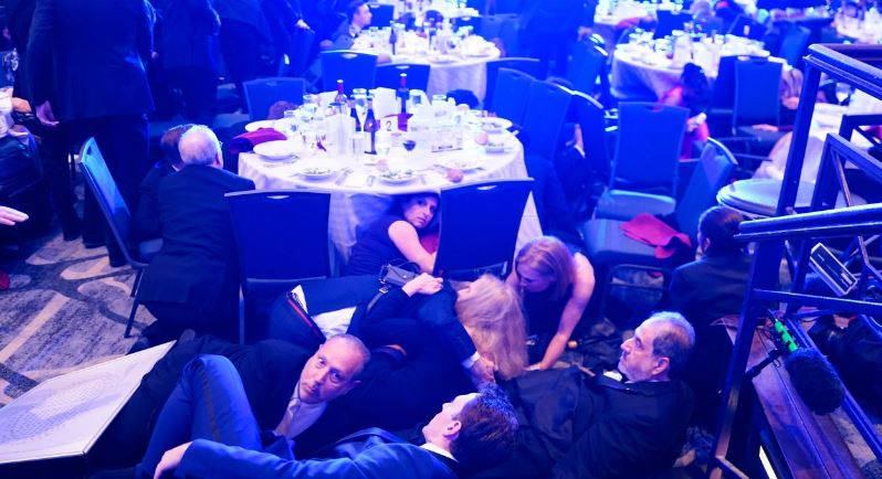 हिल्टन होटलमा ट्रम्प सहभागी पत्रकार सम्मेलनमा गोली पड्किएपछि हंगामा,पाहुनाहरु आत्तिएर टेबलमुनी लुके